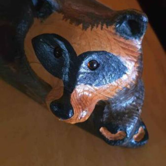 Big Sky Carvers Jeff Fleming Pine Wood Carved Ricky Raccoon Sculpture Bearfoots - Picture 8 of 12